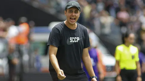 Lucas Piccinato, treinador do Corinthians orienta elenco no pré-jogo antes do duelo contra o São Paulo no Paulistão Feminino