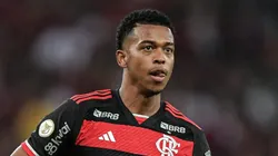 Carlinhos pode receber chances com Filipe Luís. Foto: Thiago Ribeiro/AGIF.