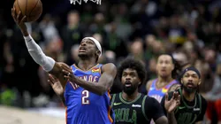 Shai Gilgeous-Alexander, do Thunder, tenta cesta contra o New Orleans Pelicans (Foto: Sean Gardner/Getty Images)