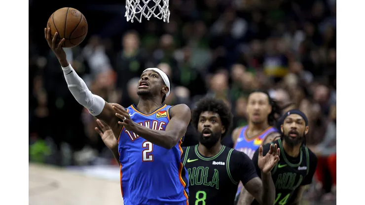 Shai Gilgeous-Alexander, do Thunder, tenta cesta contra o New Orleans Pelicans (Foto: Sean Gardner/Getty Images)