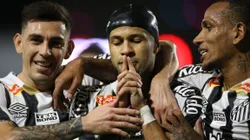 Serginho (ao centro) é um dos que não vai permanecer no Santos em 2025 - Foto: Marlon Costa/AGIF.