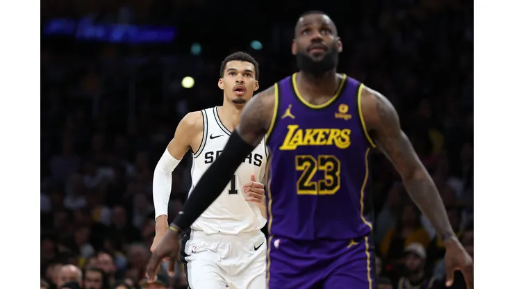 Victor Wembanyama e LeBron James em quadra durante Lakers x Spurs pela NBA (Foto: Sean M. Haffey/Getty Images)