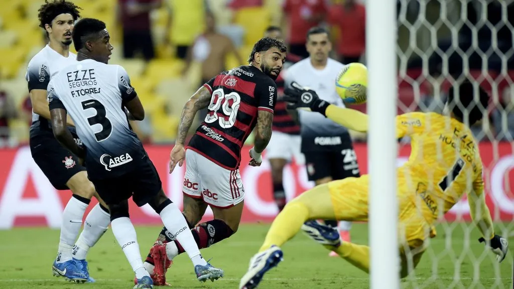 Gabigol marcando gol no Flamengo. Foto: Alexandre Loureiro/AGIF