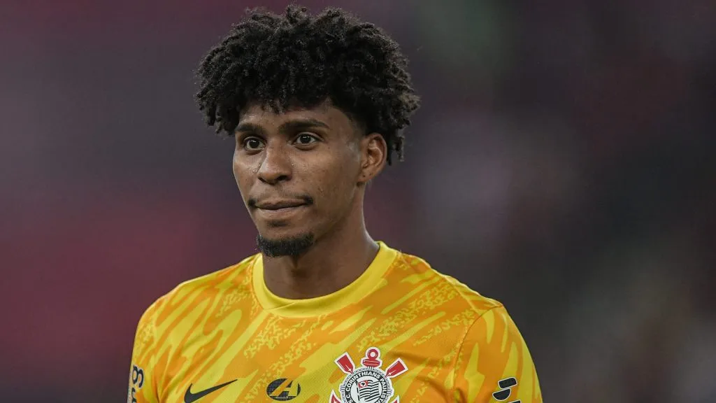 Hugo Souza vive ótima fase no Corinthians - Foto: Thiago Ribeiro/AGIF.