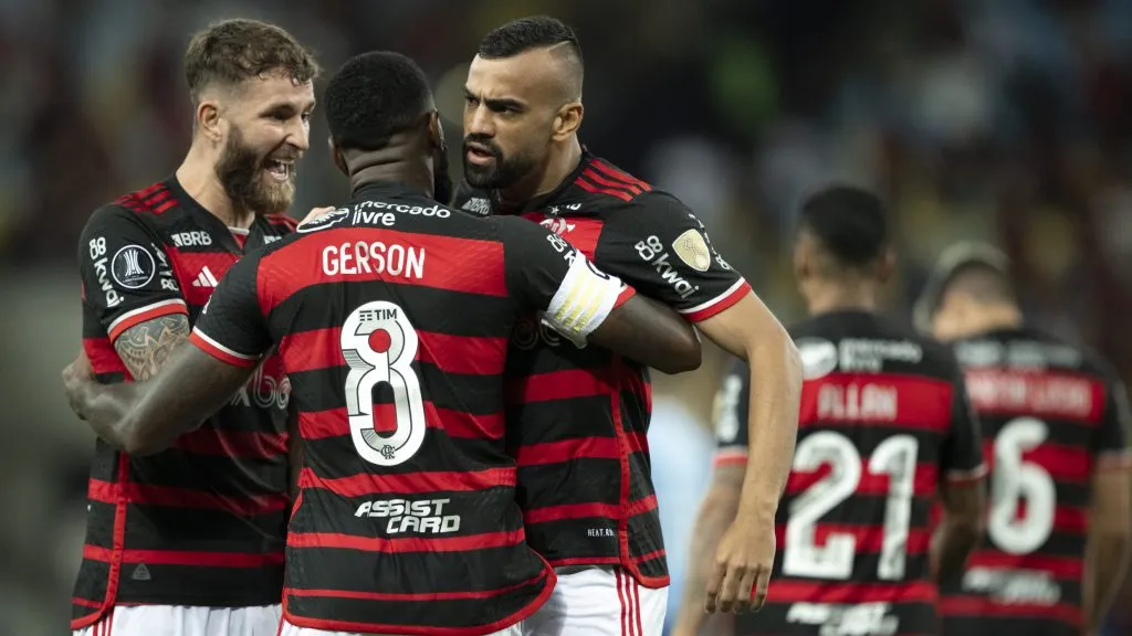 Gerson jogador do Flamengo comemora seu gol com Fabricio Bruno. A dupla é cobiçada na França –  Foto: Jorge Rodrigues/AGIF