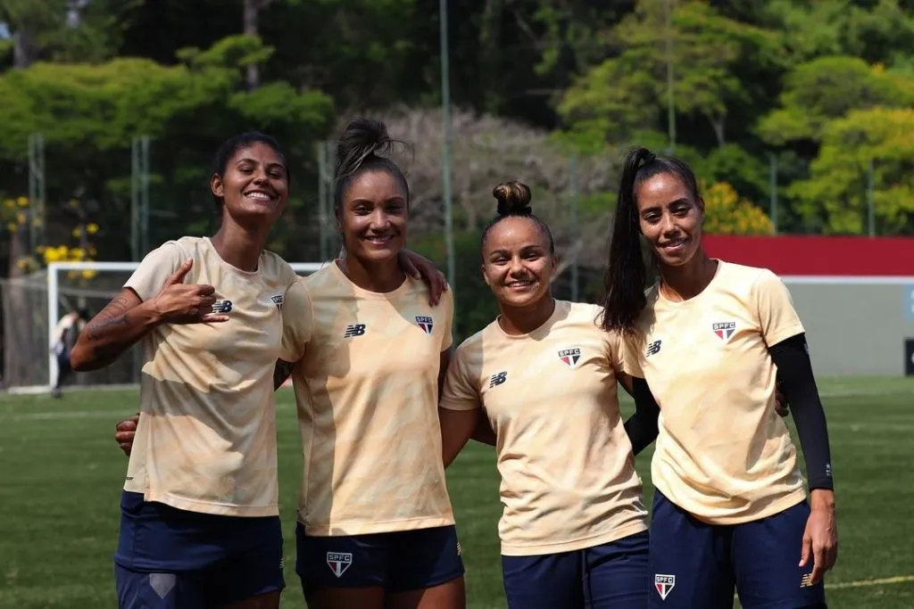 Kaká, do São Paulo após treino tático posa para foto ao lado das companheiras do elenco.                                Foto: Carolina Cunha / São Paulo FC