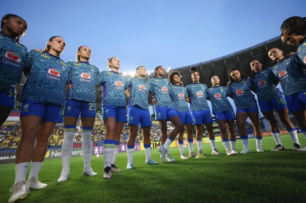 Seleção Brasileira, sendo orientada pelo técnico, Arthur Elias antes do primeiro amistoso contra a Colômbia.Foto: Livia Villas Boas/CBF