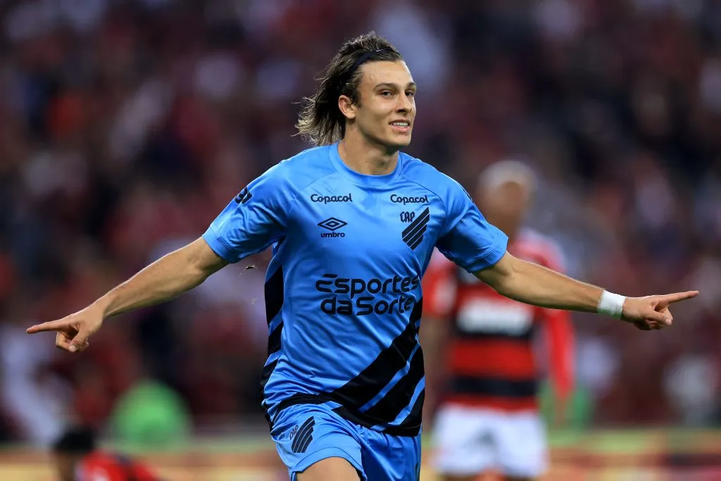 Canobbio tem contrato no Athletico-PR até o fim de 2026, mas rebaixamento pode facilitar ida ao Cruzeiro – Foto: Buda Mendes/Getty Images