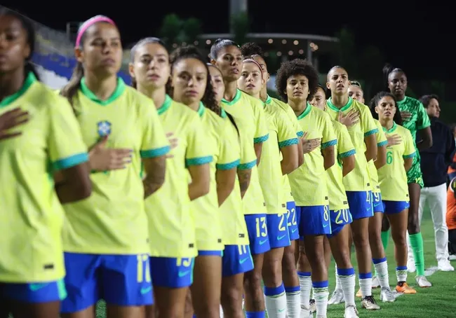 Seleção Brasileira, durante cantando o hino nacional antes do amistoso contra a Colômbia que resultou na vitória do Brasil por 3 a 1, no Kleber Andrade. Foto: Livia Villas Boas/CBF