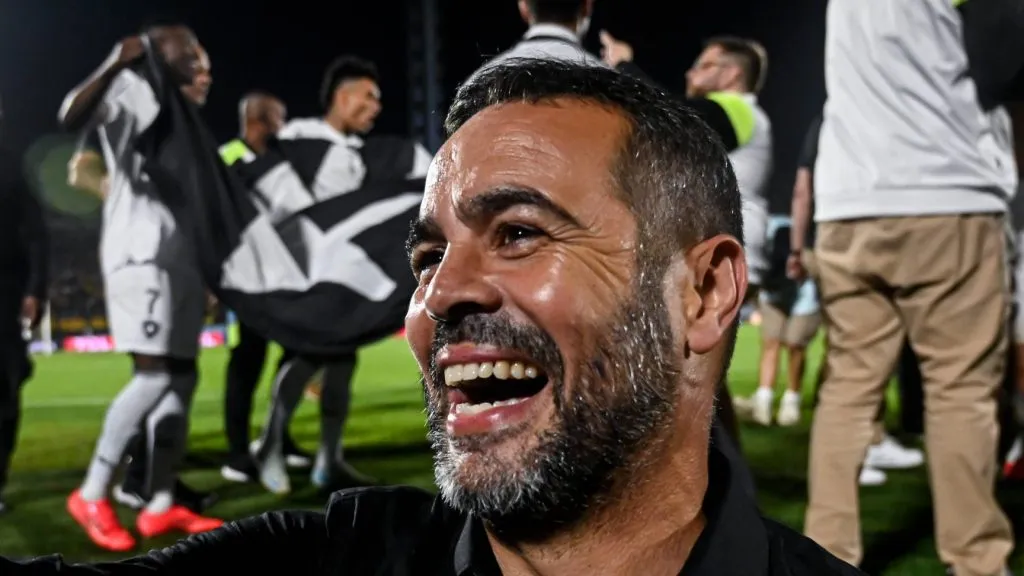 Foto: IMAGO / Fotoarena – Apresentador da Band afirma que time de Artur Jorge vai conseguir o título brasileiro.