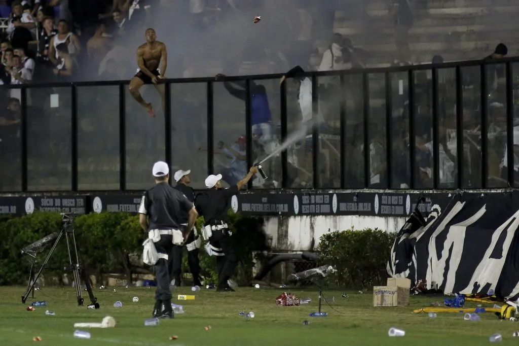Torcida do Vasco entrou em confronto com a polícia após clássico com o Flamengo pelo Brasileirão, em São Januário. Foto: Luciano Belford/AGIF