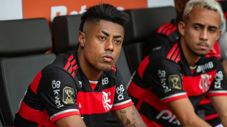 Bruno Henrique acompanha partida do Flamengo - Foto: Fernando Moreno/AGIF.