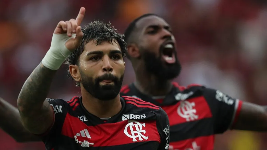 – Gabigol comemorando o gol na frente do Gerson – Foto: Wagner Meier/Getty Images