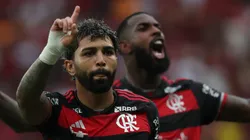 - Gabigol comemorando o gol na frente do Gerson - Foto: Wagner Meier/Getty Images