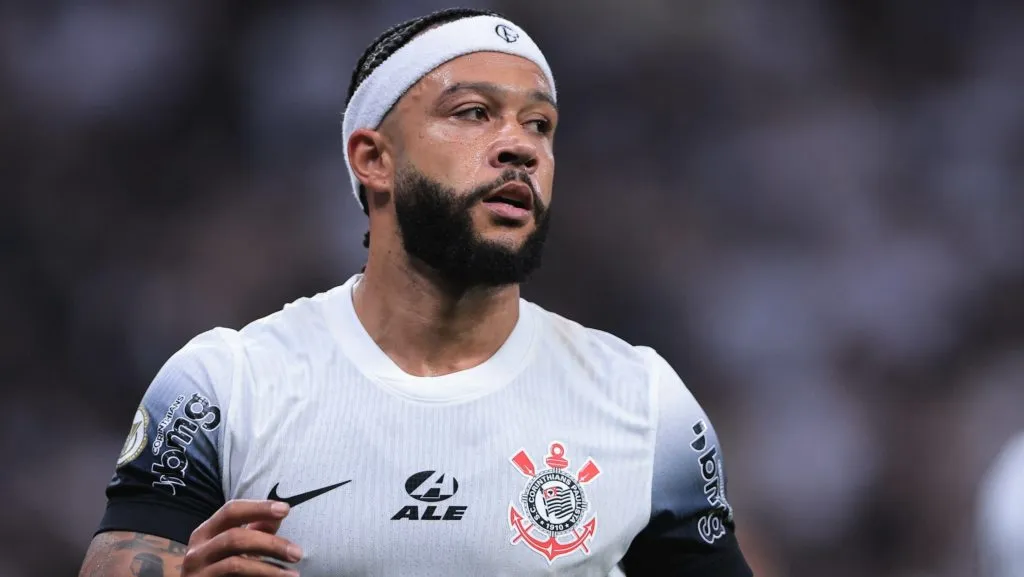 Memphis Depay durante partida. Foto: Ettore Chiereguini/AGIF