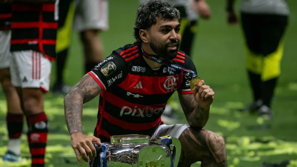 Gabigol com taça da Copa do Brasil. Foto: Fernando Moreno/AGIF