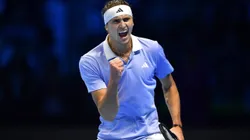 Alexander Zverev joga contra Casper Ruud na segunda rodada do ATP Finals (Foto: Valerio Pennicino/Getty Images)