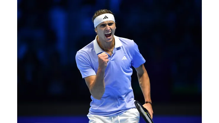 Alexander Zverev joga contra Casper Ruud na segunda rodada do ATP Finals (Foto: Valerio Pennicino/Getty Images)