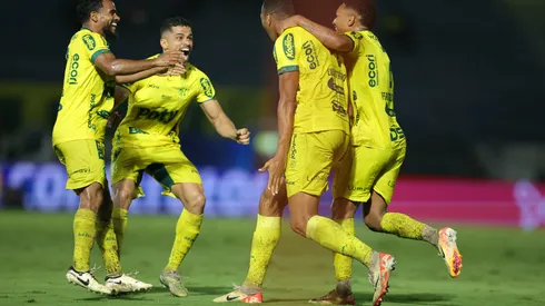 Luiz Otavio, jogador do Mirassol, comemora seu gol com jogadores do seu time durante partida contra o Coritiba pela Série B (Foto: Pedro Zacchi/AGIF)