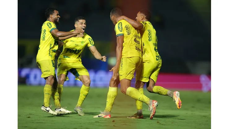 Luiz Otavio, jogador do Mirassol, comemora seu gol com jogadores do seu time durante partida contra o Coritiba pela Série B (Foto: Pedro Zacchi/AGIF)
