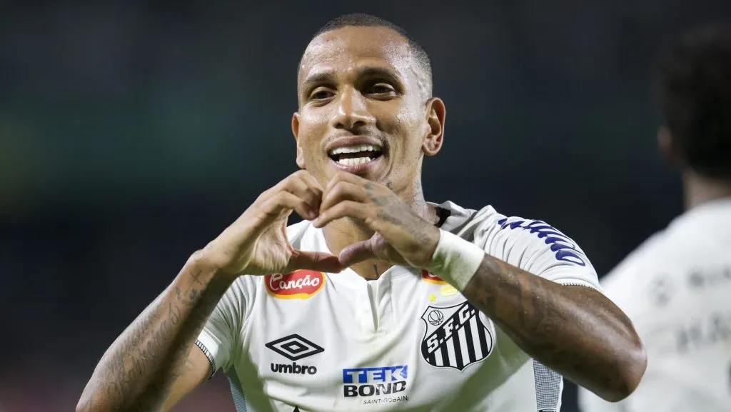Otero comemora seu gol durante partida contra o Coritiba no estadio Couto Pereira pelo campeonato Brasileiro B 2024. Foto: Hedeson Alves/AGIF