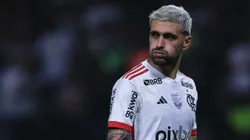 Meio-campista comentou sobre a saída do camisa 99