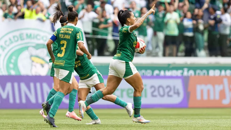 Poliana, do Palmeiras comemora com companheiras do elenco gol da classificação durante final da partida contra a Ferroviária, no Allianz Parque - Campeonato Paulista Feminino