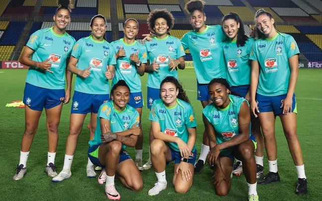 Vitória Yaya, meia do Corinthians (ao centro, em pé), ao lado das companheiras da Seleção Brasileira na preparação para os amistosos contra a Colômbia. Foto: Livia Villas Boas/CBF