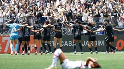 Goleira Lelê, do Corinthians comemora com as companheiras a classificação na final do Paulistão Feminino junto com a Fiel, na Arena Neo Química