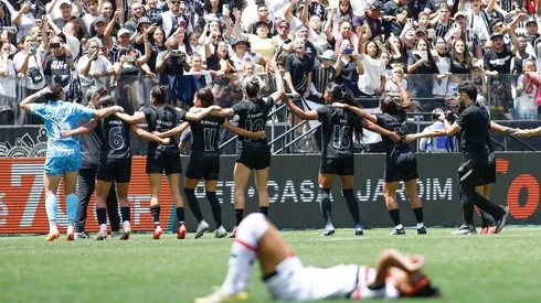 Goleira Lelê, do Corinthians comemora com as companheiras a classificação na final do Paulistão Feminino junto com a Fiel, na Arena Neo Química