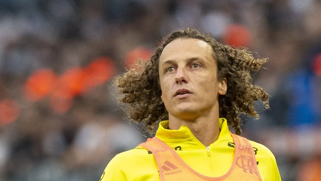 Foto: Anderson Romao/AGIF – David Luiz e Varela não ficam no Rubro-Negro para 2025.