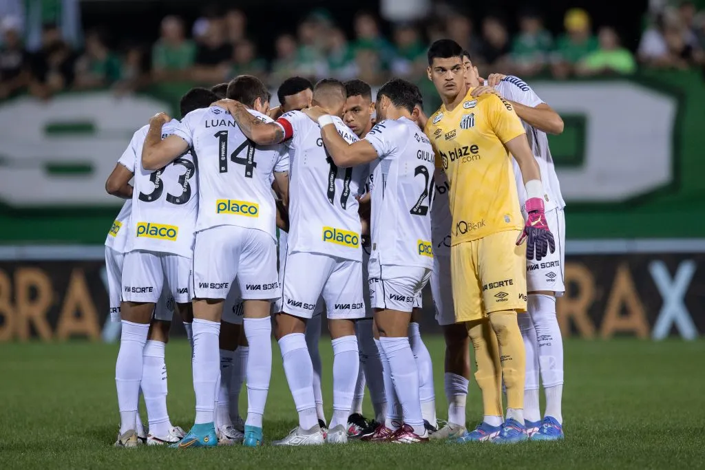 Jogadores do Santos antes da partida com a Chapecoense. Foto: Liamara Polli/AGIF