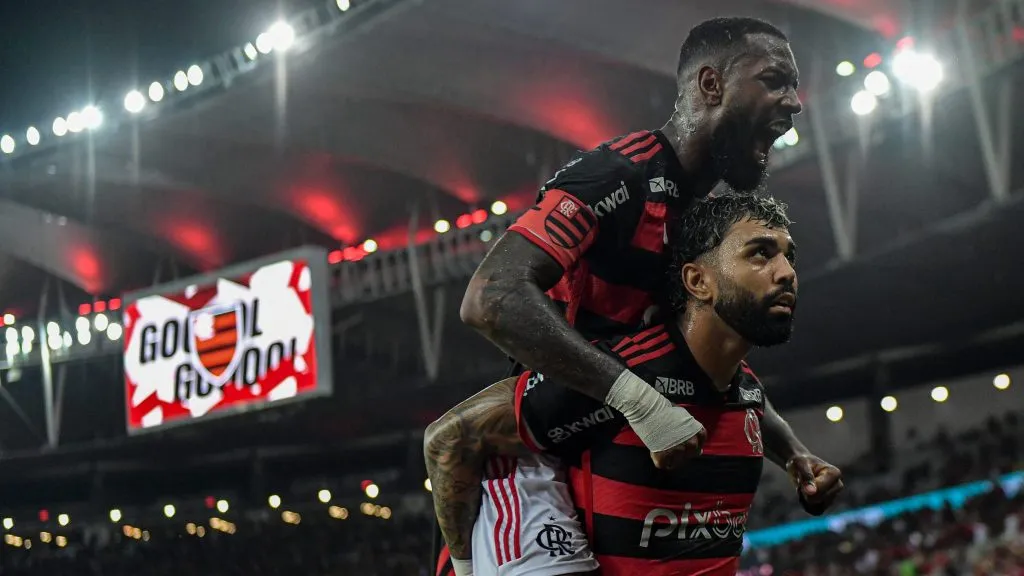 Gabigol e Gerson comemoram gol