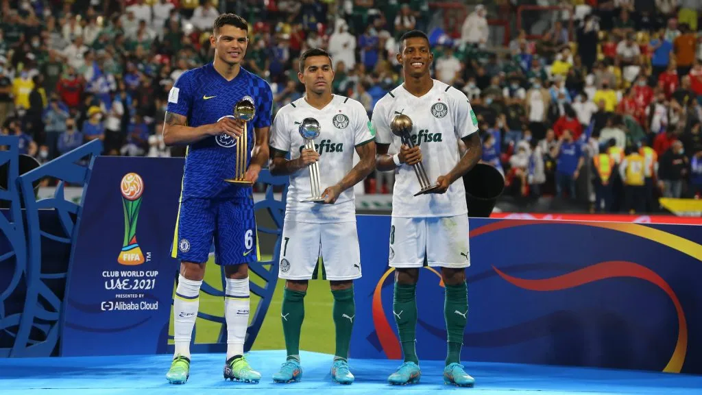 Thiago Silva, Dudu e Danilo recebendo premiações individuais no Mundial de Clubes 2022. Foto: Dia Esportivo
