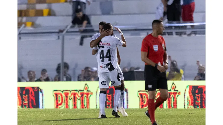 Mateus Silva, jogador da Ponte Preta, comemora seu gol durante partida contra o Paysandu no estadio Moises Lucarelli pelo campeonato Brasileiro B 2024. Foto: Diogo Reis/AGIF