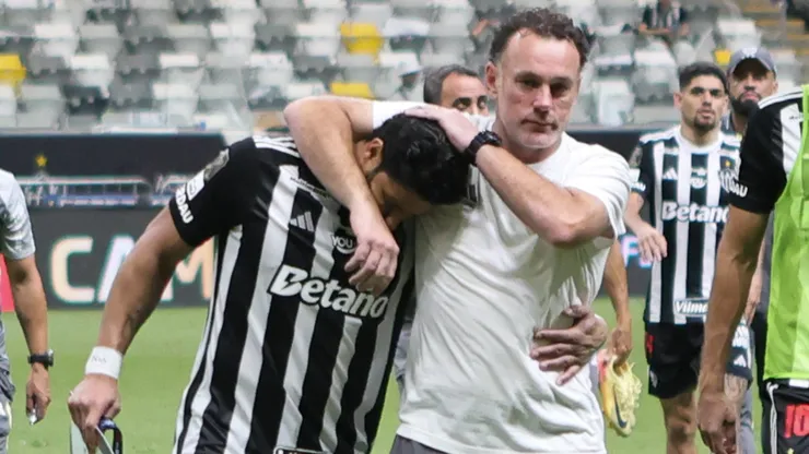 Hulk jogador do Atlético lamenta ao final da partida contra o Flamengo e é amparado na Arena MRV pelo Copa Do Brasil 2024. Foto: Gilson Lobo/AGIF
