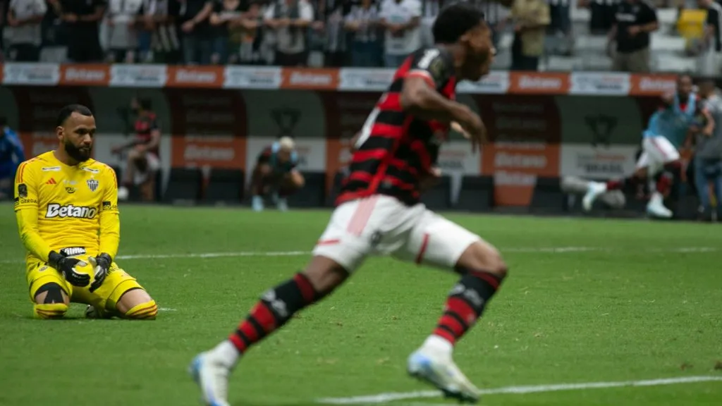 Everson não conseguiu evitar o gol de Gonzalo Plata - Foto: Fernando Moreno/AGIF.