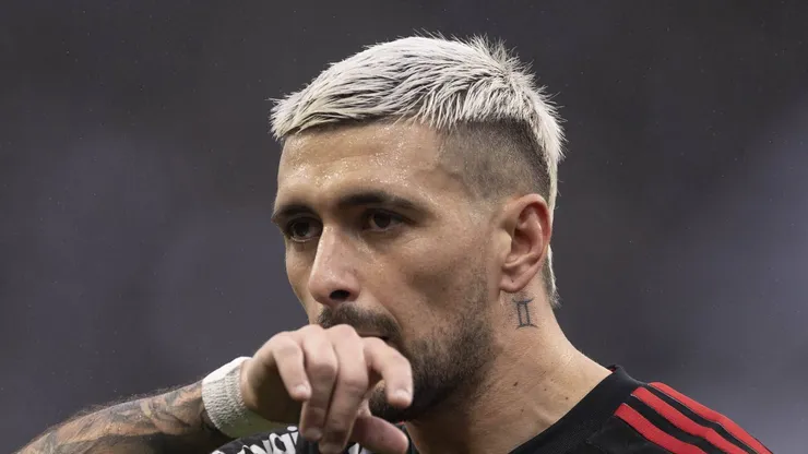 Arrascaeta durante jogo do Fla. Cabuloso analisa investida no jogador.