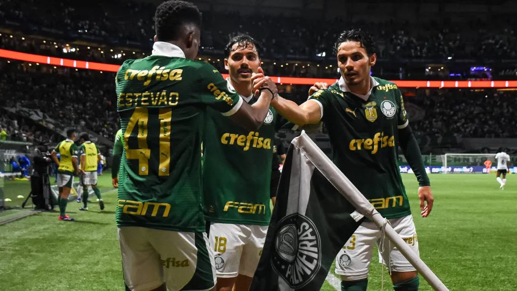 Estevão celebrando com companheiros. Foto: Roberto Casimiro/SPP/IMAGO