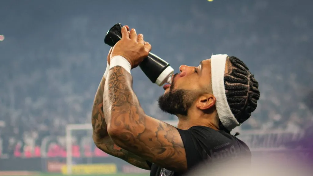 Memphis Depay vem sofrendo com as altas temperaturas no Brasil - Foto: Ronaldo Barreto Thenews2 imago images.