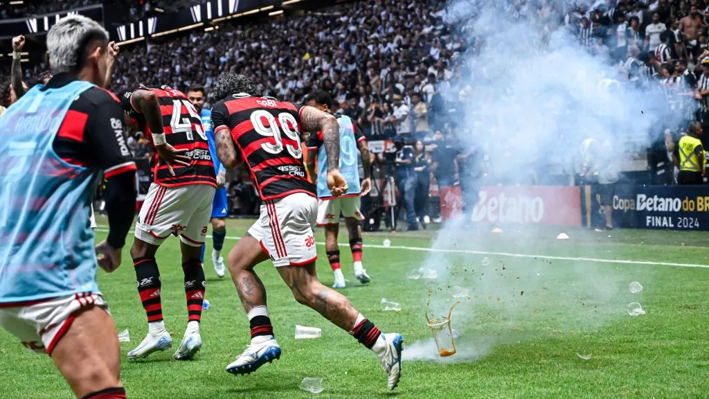 Bombas sendo arremessadas no gramado da Arena MRV durante Atlético-MG x Flamengo pela final da Copa do Brasil 2024. Foto: Nayra Halm/Fotoarena