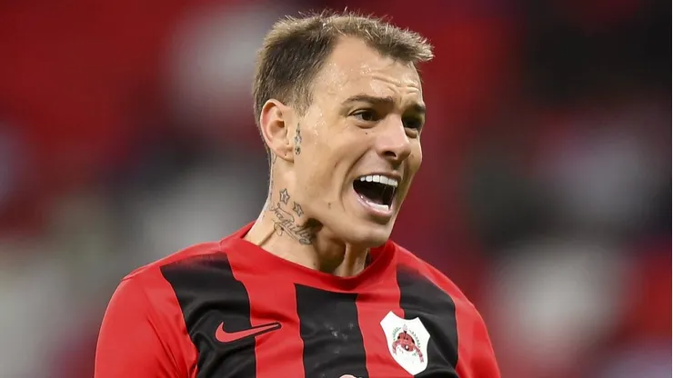 Róger Guedes, em ação com a camisa do Al Rayyan