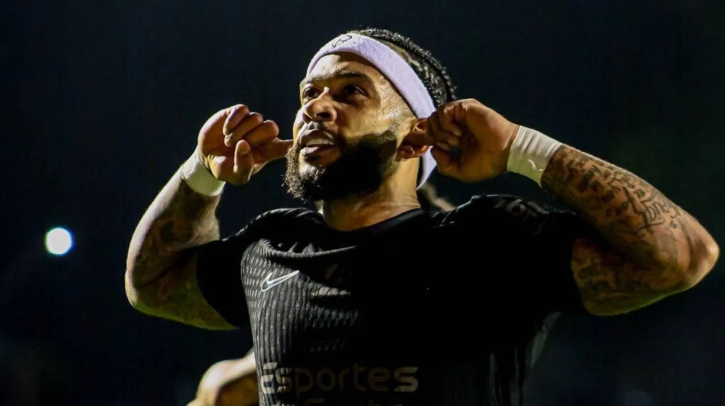 Memphis Depay comemorando gol em partida entre Vitória e Corinthians, pelo Campeonato Brasileiro, no Barradão. 