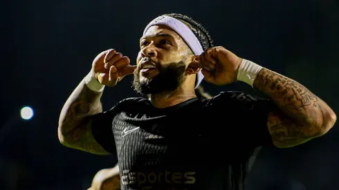 Memphis Depay comemorando gol em partida entre Vitória e Corinthians, pelo Campeonato Brasileiro, no Barradão.