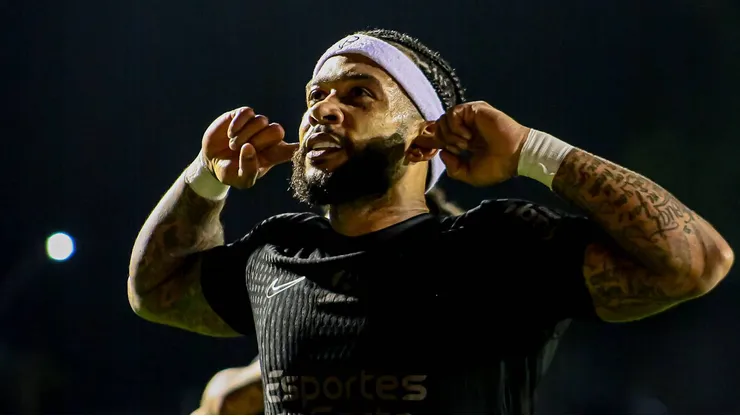 Memphis Depay comemorando gol em partida entre Vitória e Corinthians, pelo Campeonato Brasileiro, no Barradão.
