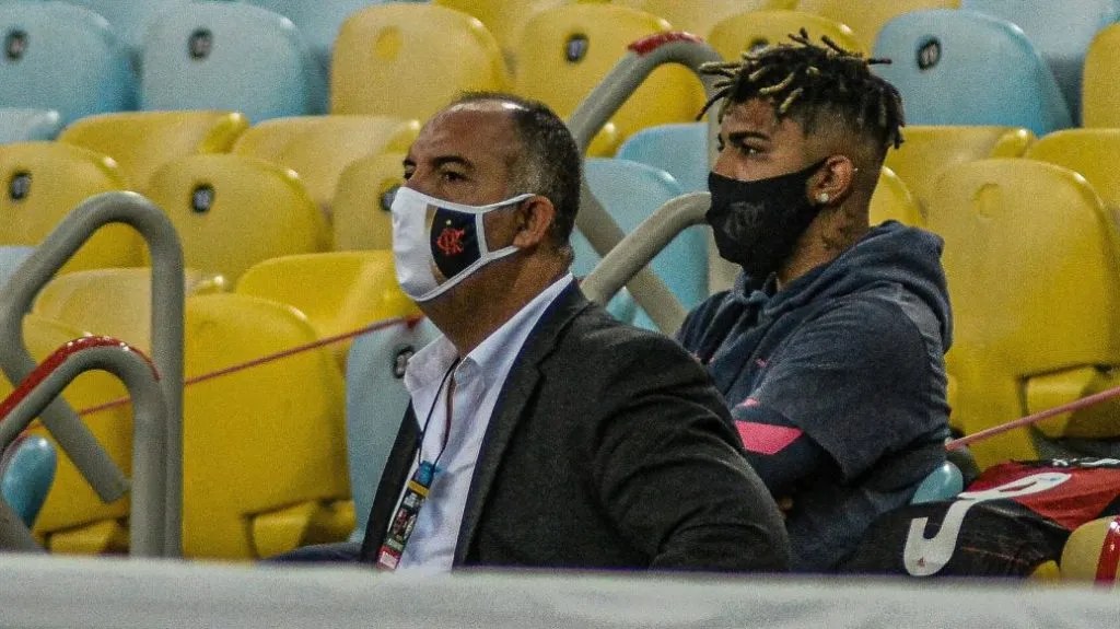 Gabigol e Marcos Braz na arquibancada. Foto: Nayra Halm/Fotoarena/IMAGO