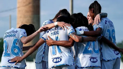 Jogadoras do Cruzeiro comemoram vitória surpreendente sobre o Nacional no jogo de de ida na semifinal do Campeonato Mineiro