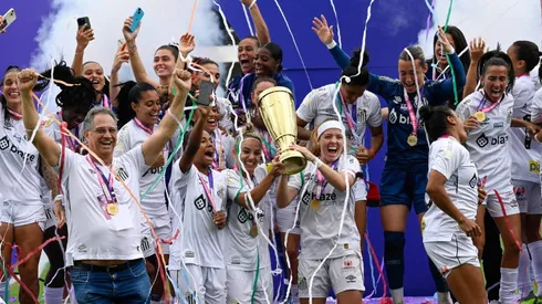 Sereias da Vila comemoram a vitória histórica sobre o Bragantino na final da Copa Paulista Feminina , garantindo o título de campeãs da competição