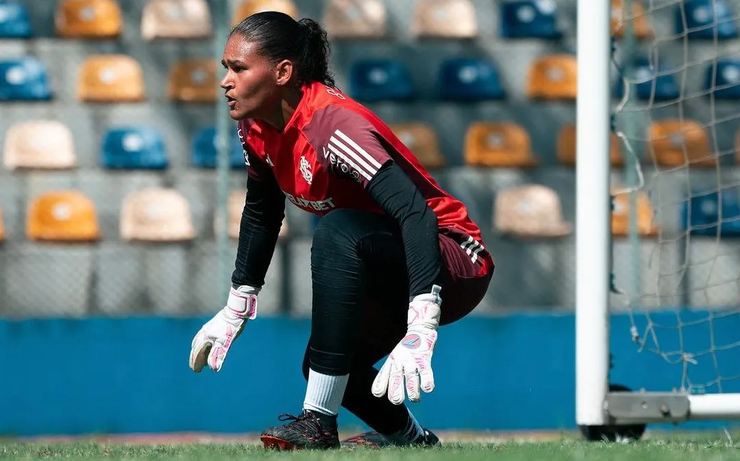 Tainá Godim, goleira do Inter durante aquecimento contra o Juventude no jogo de ida da semifinal pelo Gauchão Feminino. Foto: Luiza de Oliveira/Internacional
