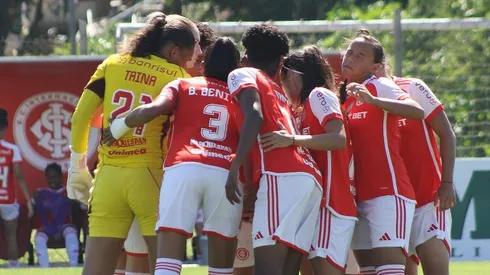 Tainá, goleira do Internacional conversa com as companheiras de elenco minutos antes do duelo contra o Juventude no jogo de ida pelo Gauchão Feminino
